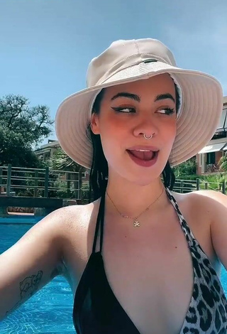 4. Hermosa Aida Martorell Con Bikini En La Piscina