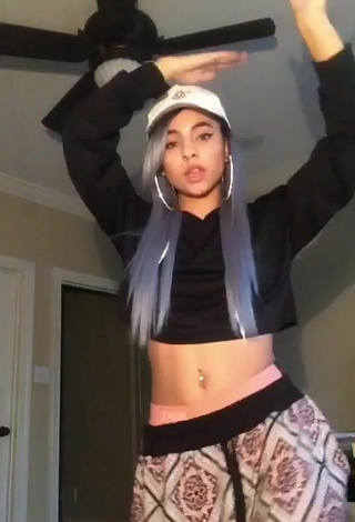 Sexy Aiyana Sakari  mientras hace danza del vientre