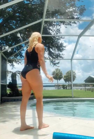 2. Hermosa Alexandria Knight Con Traje De Baño Negro En La Piscina