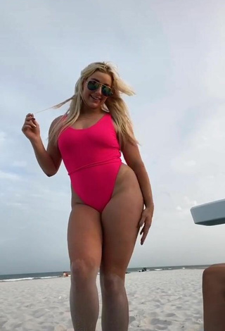 Dulce Alexandria Knight con Traje de Baño Rosado Margarita en la playa