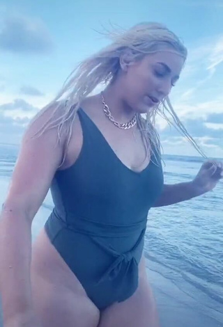 4. Increíble Alexandria Knight Con Traje De Baño En La Playa