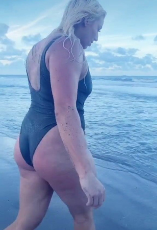 5. Increíble Alexandria Knight Con Traje De Baño En La Playa