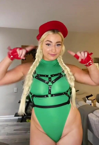 Bonita Alexandria Knight con Traje de Cuerpo Verde