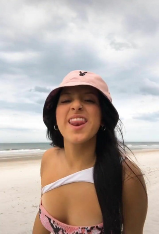 Caliente Brooke Sanchez con Bikini Serpiente en la playa