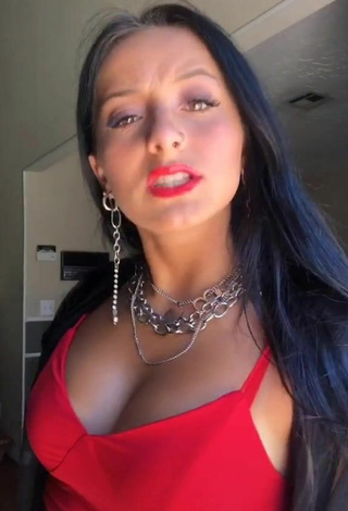 Caliente Brooke Sanchez enseña escote con Top Corto Rojo