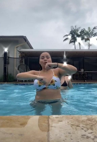 Sexy Sammy Duarte enseña escote con Sujetador de Bikini en la piscina