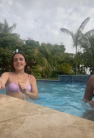 5. Bonita Sammy Duarte Con Sujetador De Bikini En La Piscina