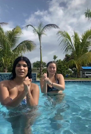 Hermosa Sammy Duarte con Sujetador de Bikini en la piscina