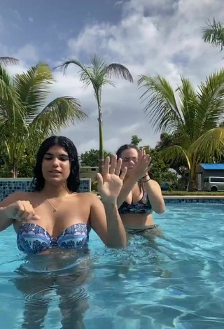 3. Hermosa Sammy Duarte Con Sujetador De Bikini En La Piscina