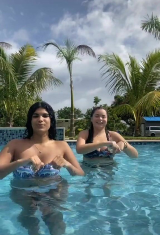 4. Hermosa Sammy Duarte Con Sujetador De Bikini En La Piscina