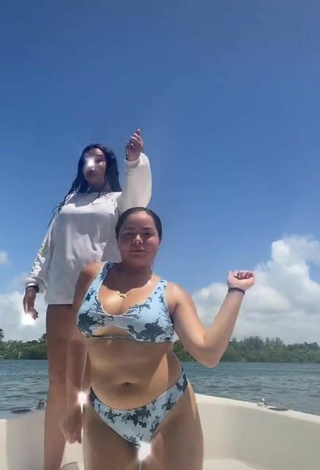 Bonita Sammy Duarte con Bikini en un barco y Tetas Saltarinas