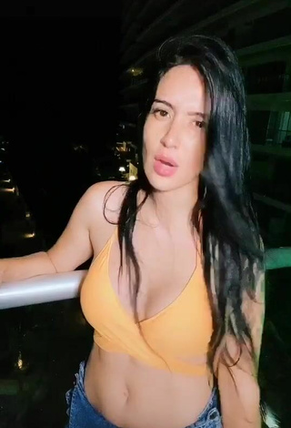 Atractiva Adriana Valcárcel con Seductores Top Corto Naranja