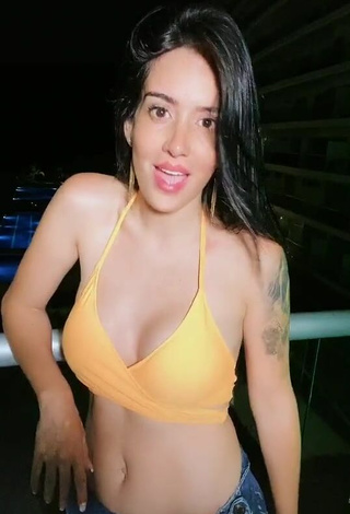 Adorable Adriana Valcárcel con Top Corto Naranja