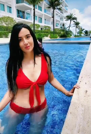 Belleza Adriana Valcárcel con Bikini Rojo en la piscina