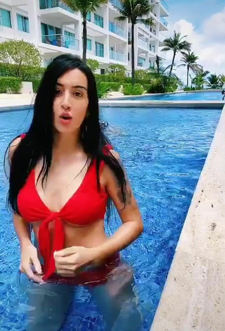 4. Belleza Adriana Valcárcel Con Bikini Rojo En La Piscina