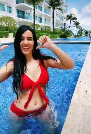 5. Belleza Adriana Valcárcel Con Bikini Rojo En La Piscina