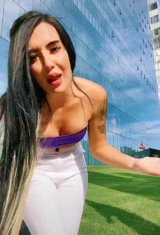 Sexy Adriana Valcárcel con Top Tubo Violeta en una calle