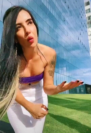 2. Sexy Adriana Valcárcel Con Top Tubo Violeta En Una Calle