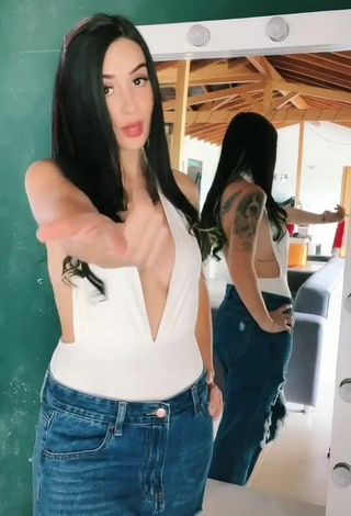 Sexy Adriana Valcárcel enseña escote con Traje de Cuerpo Blanco