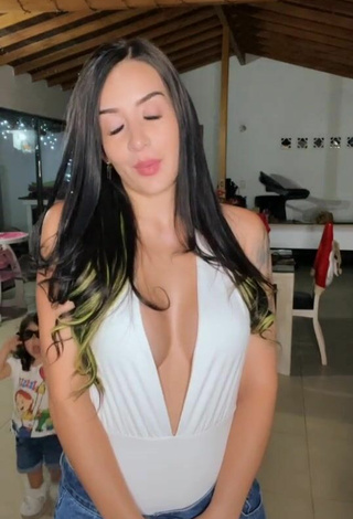 Caliente Adriana Valcárcel enseña escote con Traje de Cuerpo Blanco