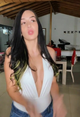 2. Caliente Adriana Valcárcel Enseña Escote Con Traje De Cuerpo Blanco