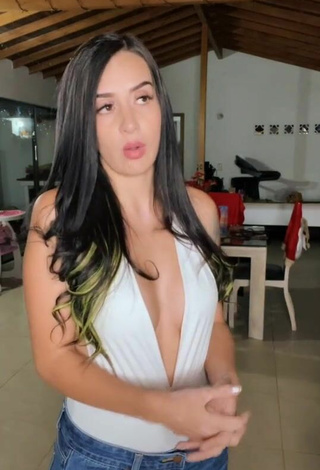 3. Caliente Adriana Valcárcel Enseña Escote Con Traje De Cuerpo Blanco