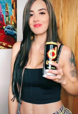 2. Dulce Adriana Valcárcel Con Top Corto Negro