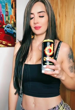 3. Dulce Adriana Valcárcel Con Top Corto Negro