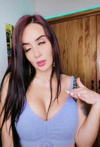 5. Caliente Adriana Valcárcel Con Top Corto Morado