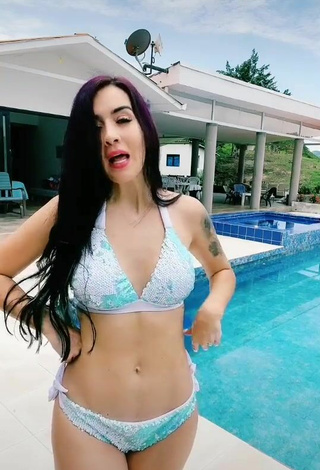 4. Sexy Adriana Valcárcel Con Bikini En La Piscina