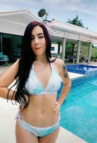 5. Sexy Adriana Valcárcel Con Bikini En La Piscina