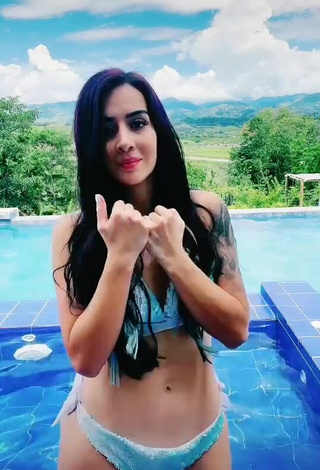 4. Bonita Adriana Valcárcel Con Bikini En La Piscina