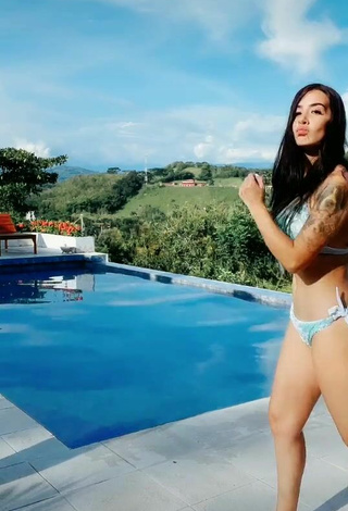 Linda Adriana Valcárcel con Encantadores Bikini en la piscina