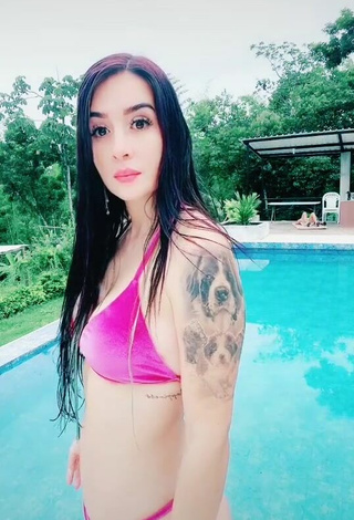 Guapísima Adriana Valcárcel con Atractivos Bikini Rosa en la piscina