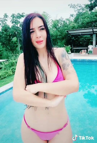 4. Guapísima Adriana Valcárcel Con Atractivos Bikini Rosa En La Piscina