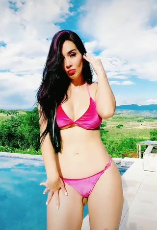 3. Preciosa Adriana Valcárcel Con Bikini Rosa En La Piscina