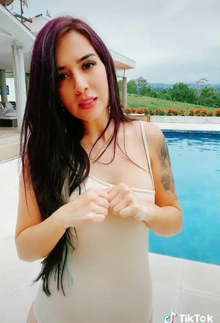 3. Atractiva Adriana Valcárcel Con Seductores Traje De Baño Beige En La Piscina