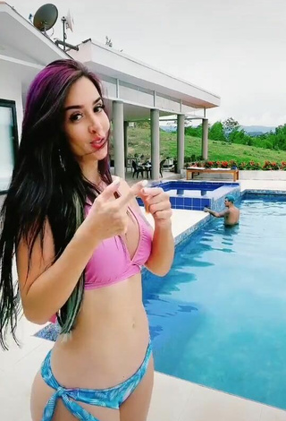 Hermosa Adriana Valcárcel con Sujetador de Bikini en la piscina