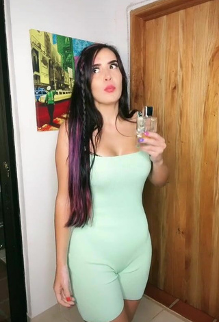 Sexy Adriana Valcárcel con Mono Verde