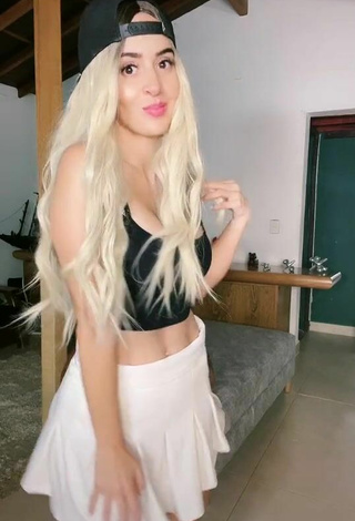 Más caliente Adriana Valcárcel enseña escote con Top Corto Negro