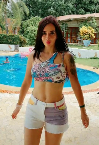 Atractiva Adriana Valcárcel con Seductores Sujetador de Bikini en la piscina