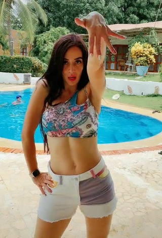 2. Atractiva Adriana Valcárcel Con Seductores Sujetador De Bikini En La Piscina