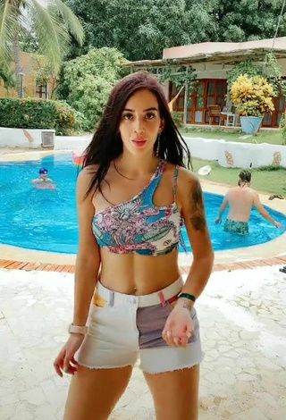 5. Atractiva Adriana Valcárcel Con Seductores Sujetador De Bikini En La Piscina