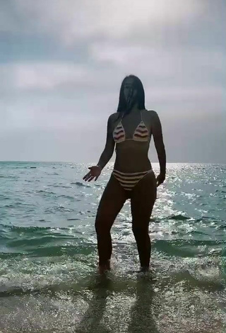 3. Atractiva Adriana Valcárcel Con Provocativos Bikini Rayas En El Mar