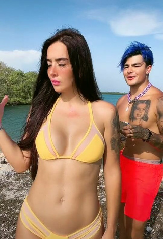 Increíble Adriana Valcárcel con Bikini Amarillo en la playa