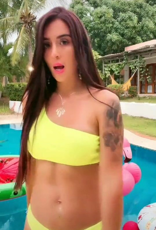 2. Magnífica Adriana Valcárcel Con Tentadores Bikini Amarillo En La Piscina