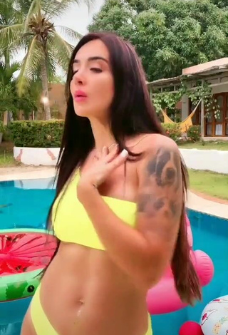 3. Magnífica Adriana Valcárcel Con Tentadores Bikini Amarillo En La Piscina