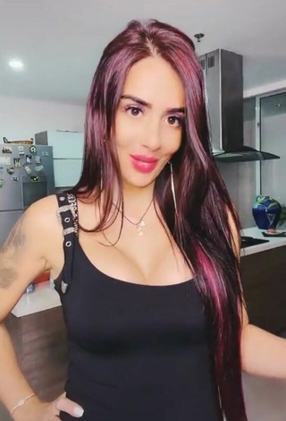 Caliente Adriana Valcárcel enseña escote con Top Negro