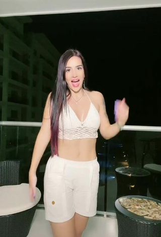 Seductora Adriana Valcárcel con Irresistibles Top Corto Blanco