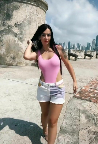 Hermosa Adriana Valcárcel con Traje de Baño Rosa en una calle